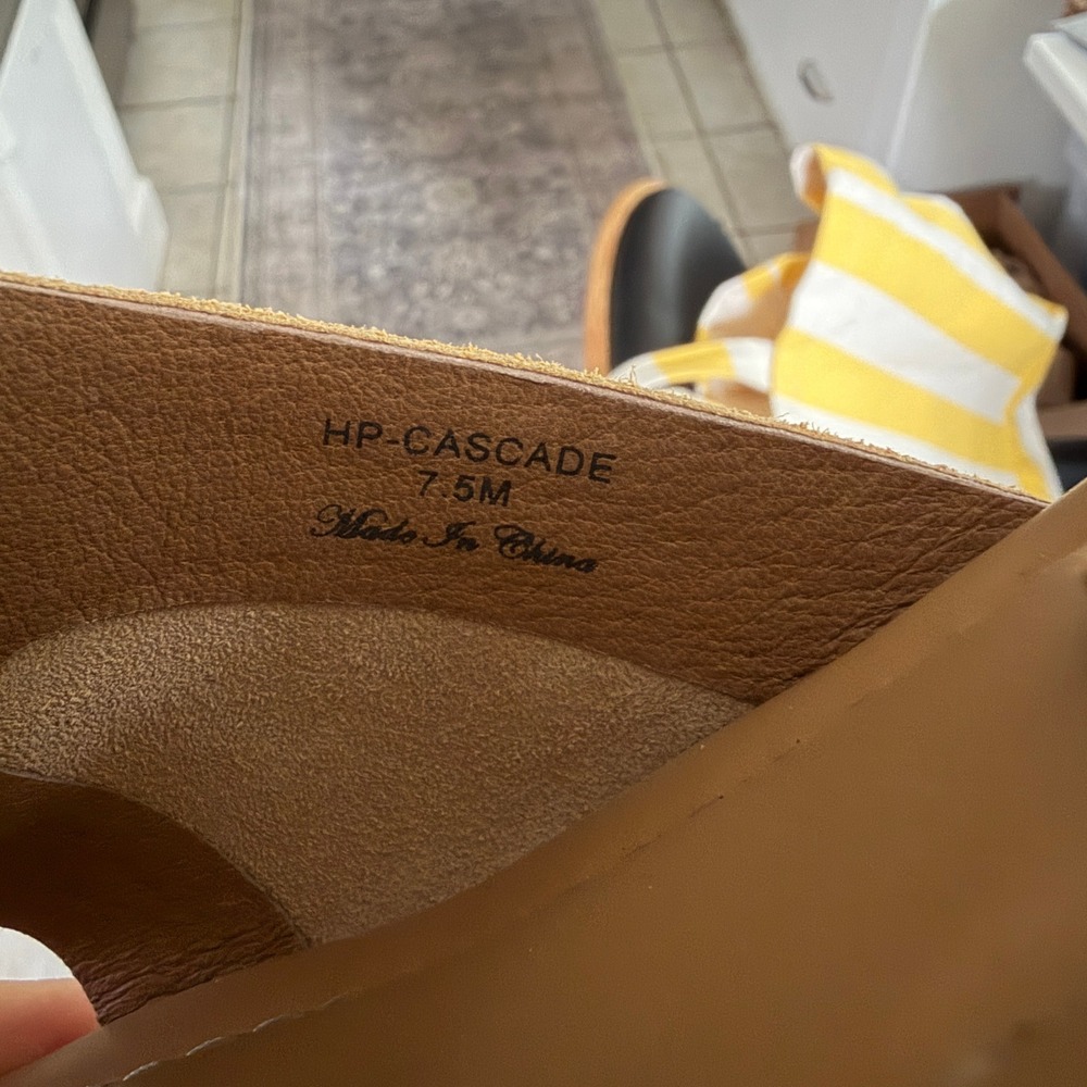 Donald Pliner Cascade Suede Sandal Camel Tan Toe Loop Block Heel Womens 7.5M - Picture 8 of 9